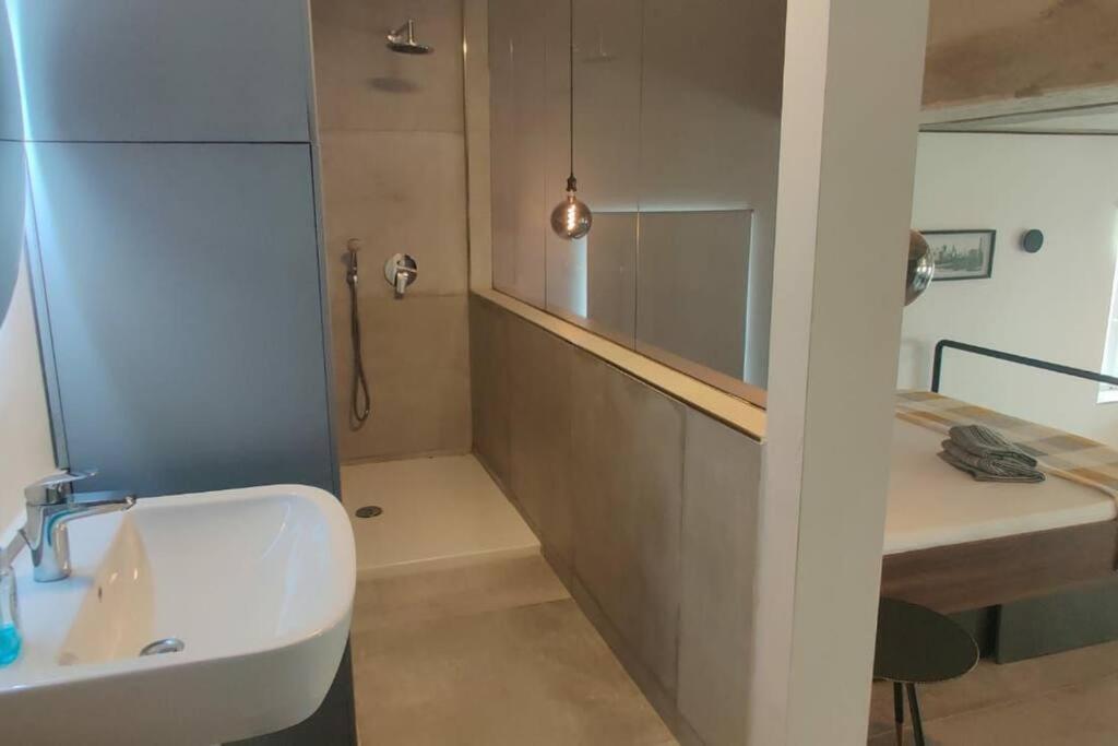 No 60, 3rd Floor, Centrally Located, Fully Equipped Apartament *